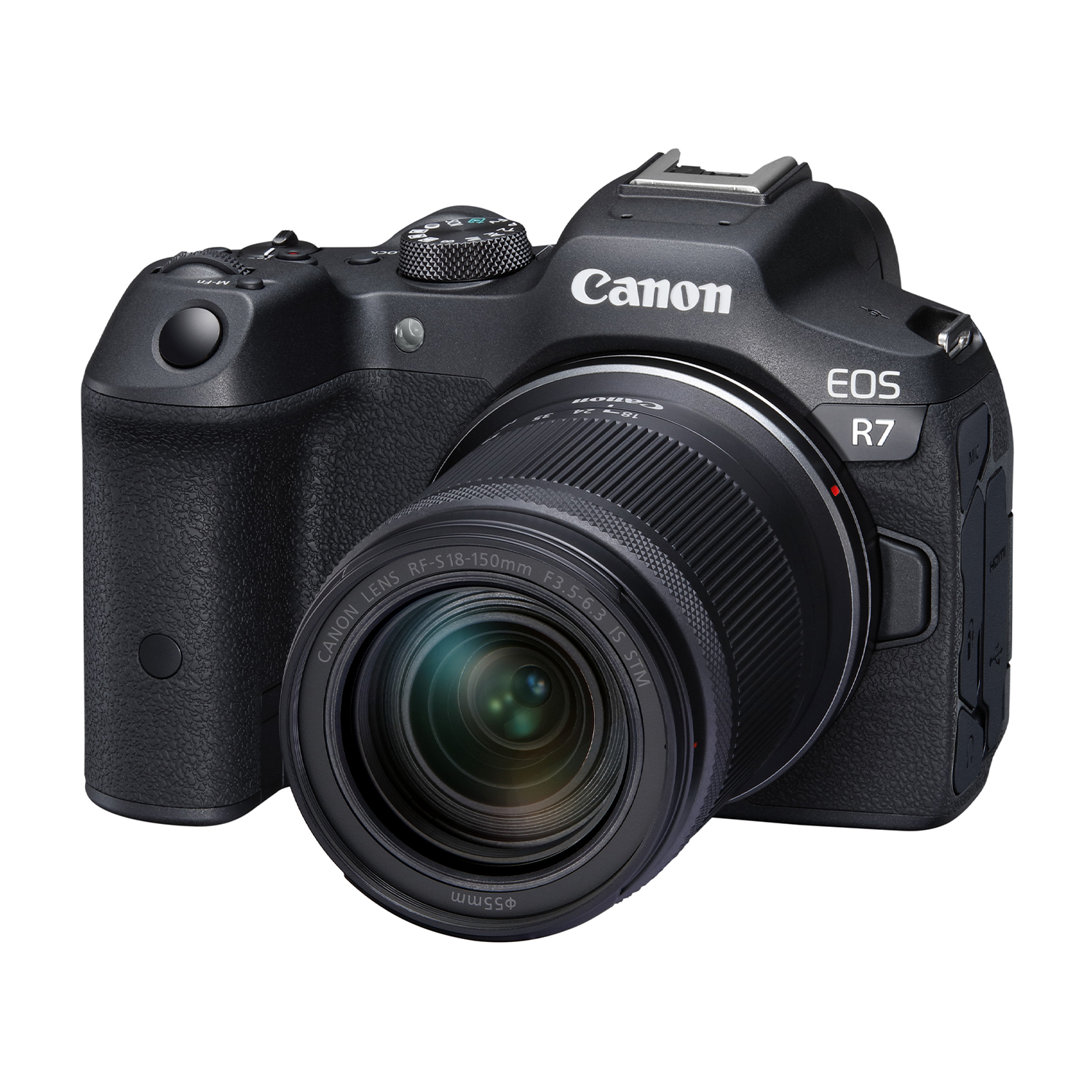 Fotocamera nera Canon EOS R7 con obiettivo. L'obiettivo è rivolto verso lo spettatore. Canon ed EOS R7 sono visibili.