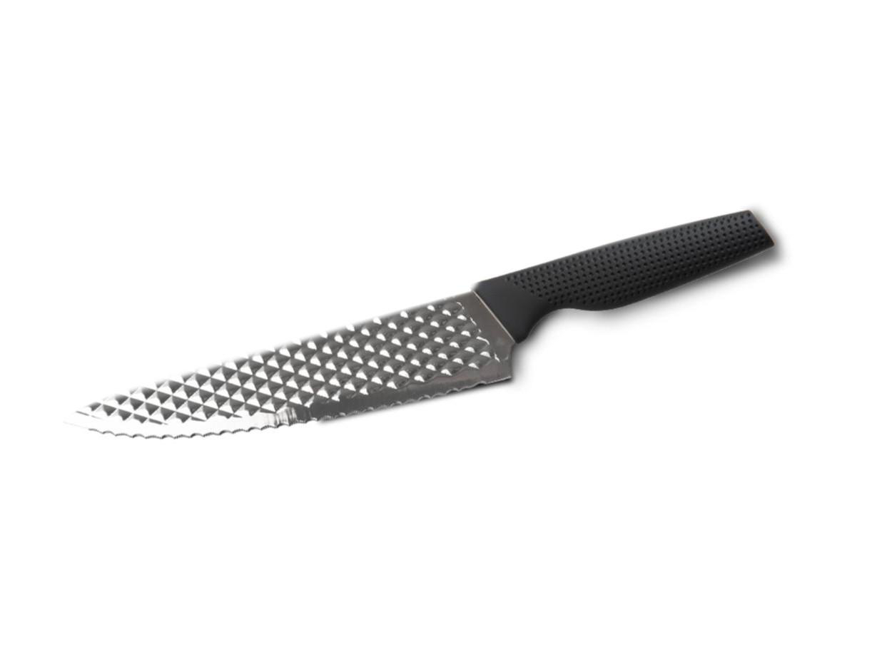 Ein Küchenmesser mit schwarzem Griff und silberner, gezahnter Klinge. Das Messer befindet sich auf weißem Hintergrund.