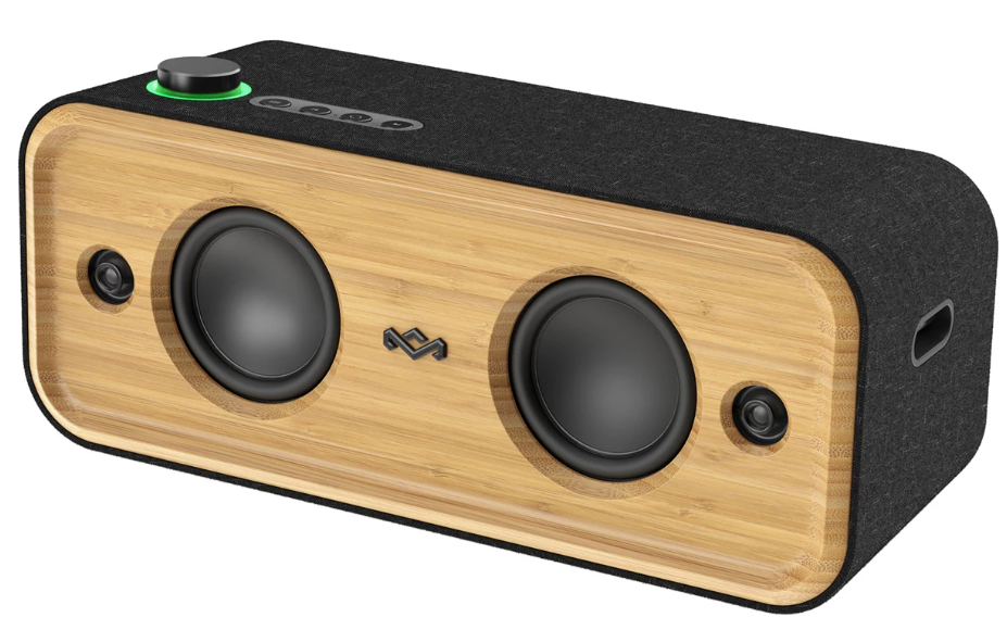 Een houten speaker met zwarte stoffen zijkanten. Het heeft twee speakers, knoppen en een volumeknop.