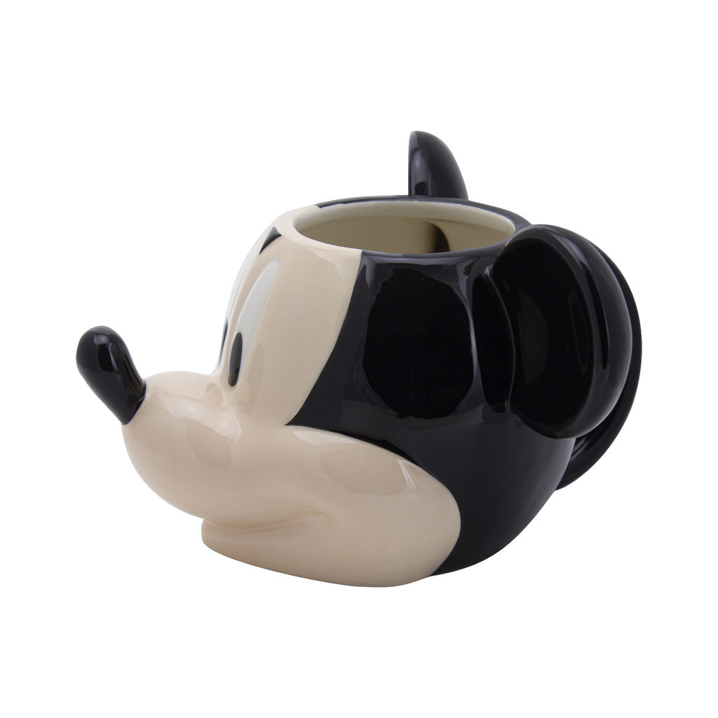 Micky-Maus-Tasse, schwarz und weiß, geformt wie sein Kopf. Der Griff ist sein Ohr. Die Tasse steht vor weißem Hintergrund.