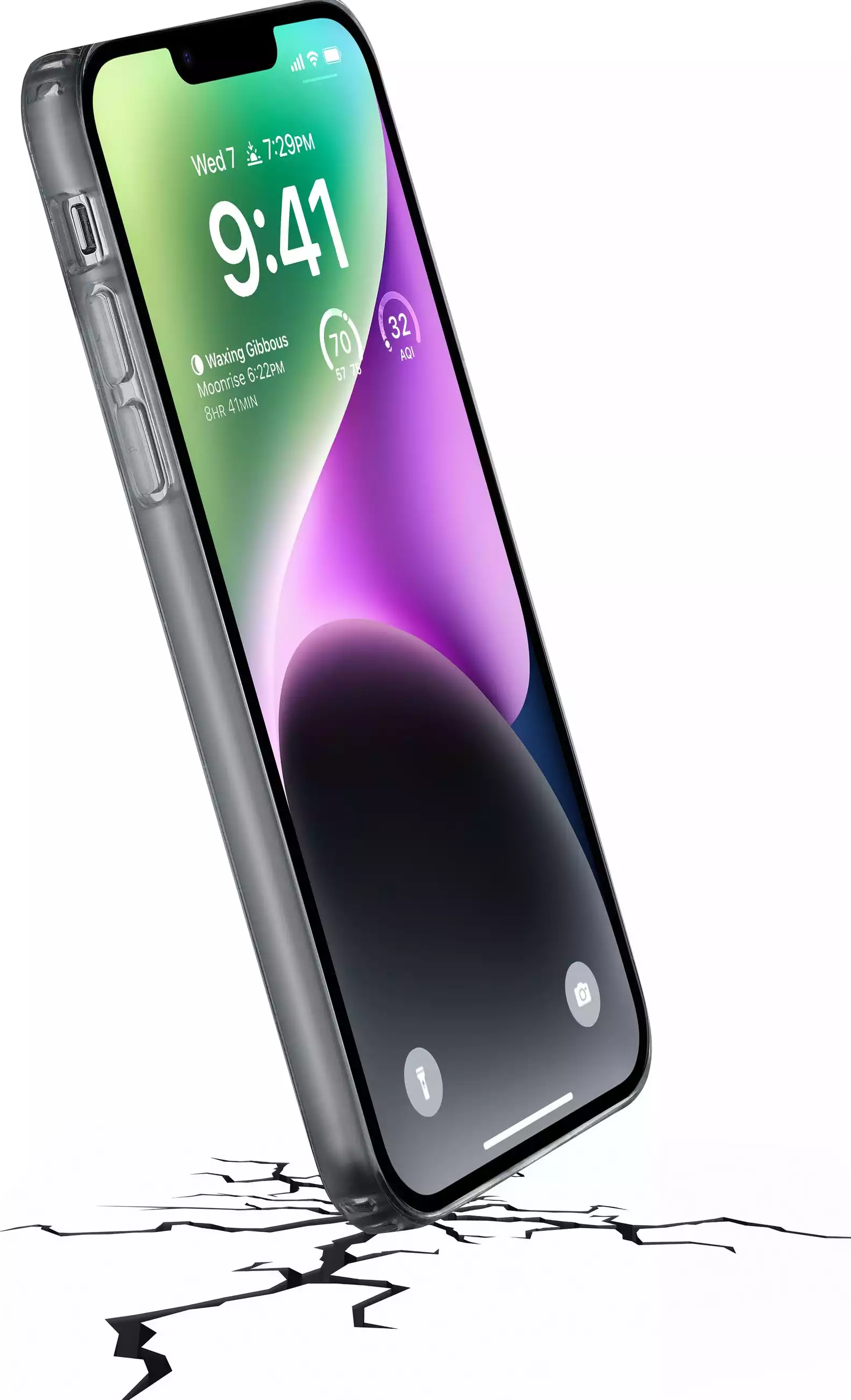 iPhone angolato con custodia, schermo mostra ora e icone app. Crepe sulla superficie sotto il telefono.