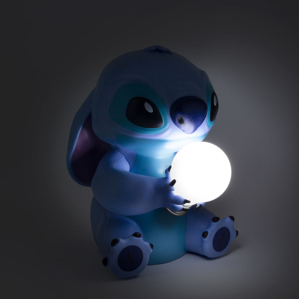 Eine Stitch-Figur, die einen leuchtenden Ball hält. Die Figur ist blau, das Licht ist weiß und hell.