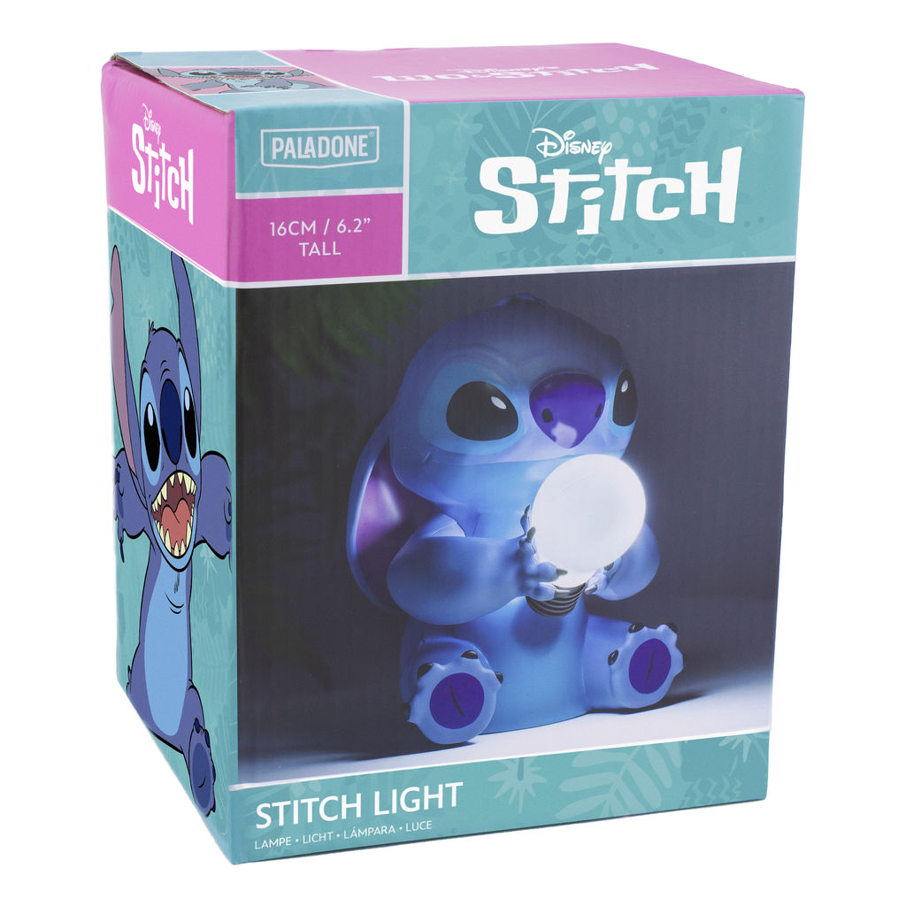 Stitch-Lampe in einer Box. Die Lampe ist blau und hält eine Glühbirne. Die Box hat Stitch-Grafiken.