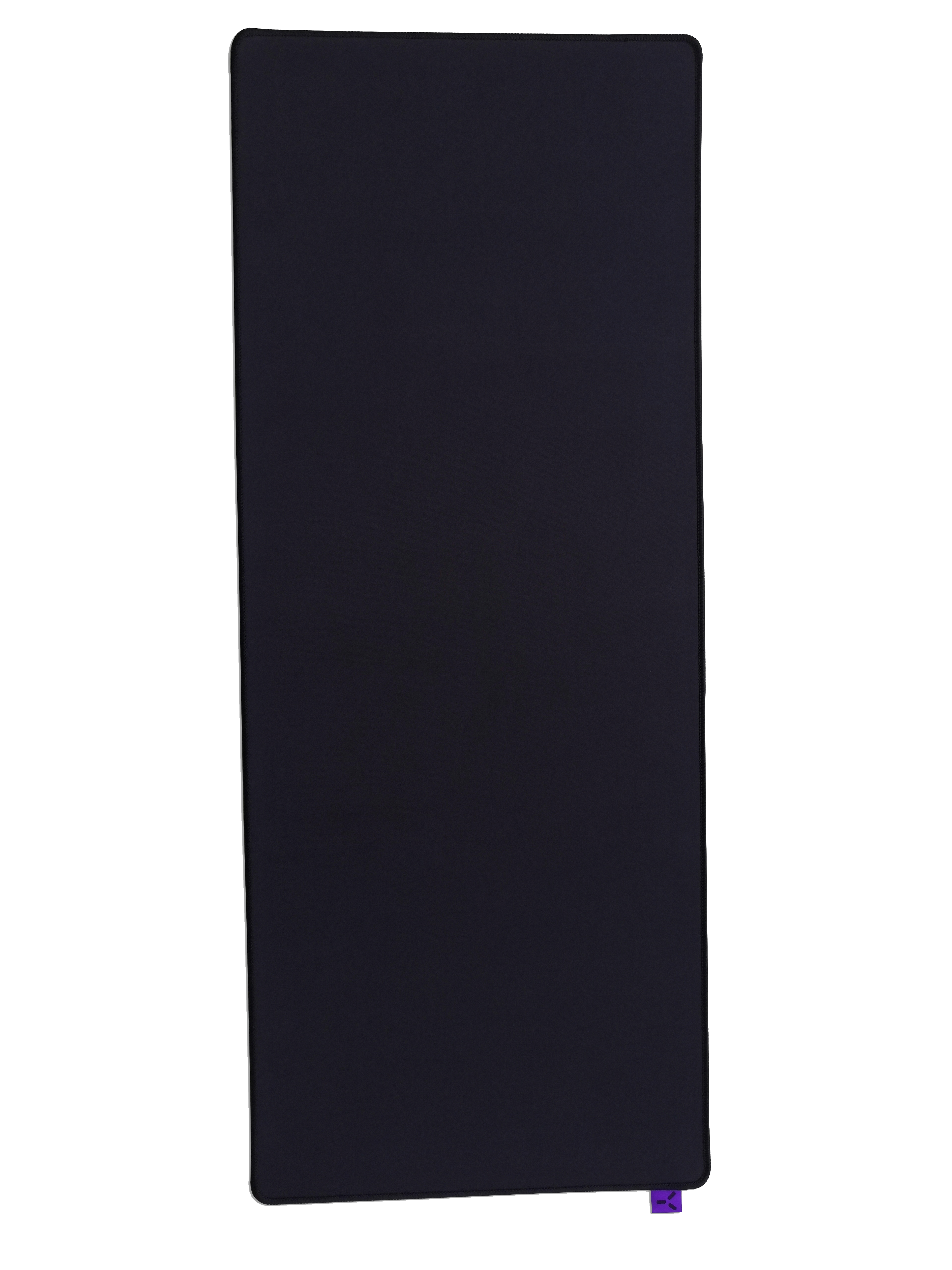 Eine lange, dünne, schwarze Mousepad mit einem lila Akzent unten.
