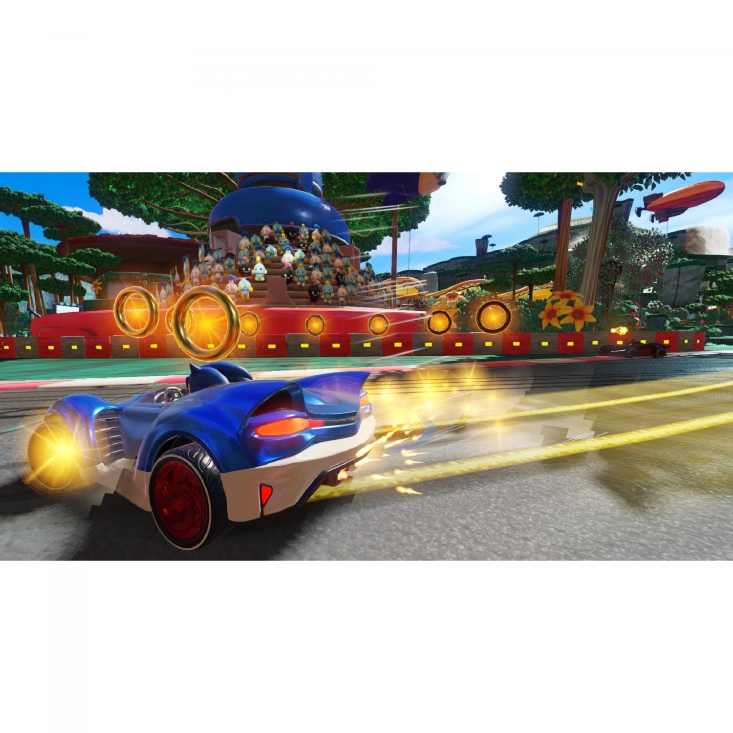 Escena de juego de carreras. Coche azul corriendo en pista. Multitud atrás.