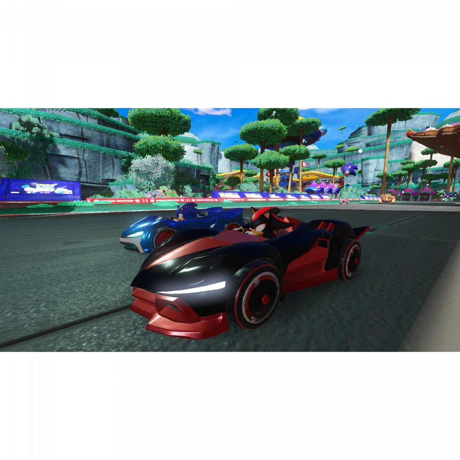 Dos coches de carreras de Sonic Racing. Uno rojo y negro, otro azul. Compitiendo en una pista.