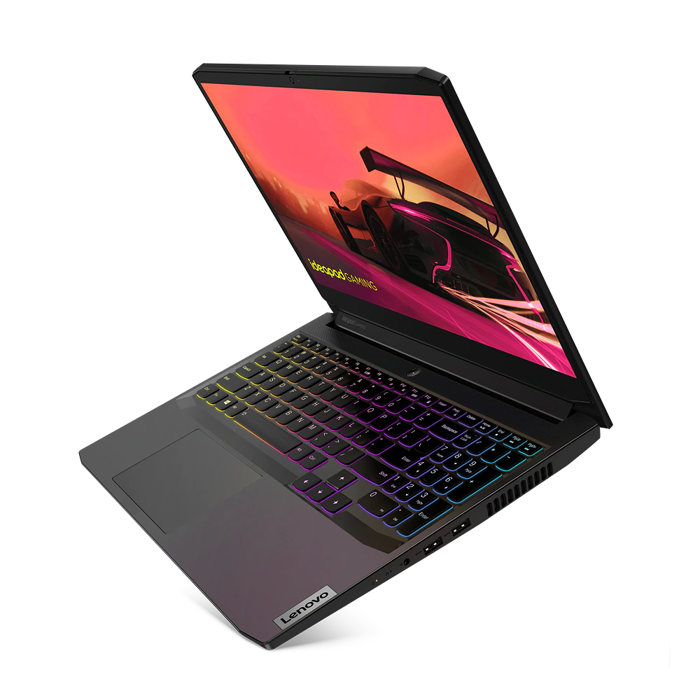 Una computadora portátil con un teclado colorido sobre un fondo negro. La pantalla muestra un coche de carreras.