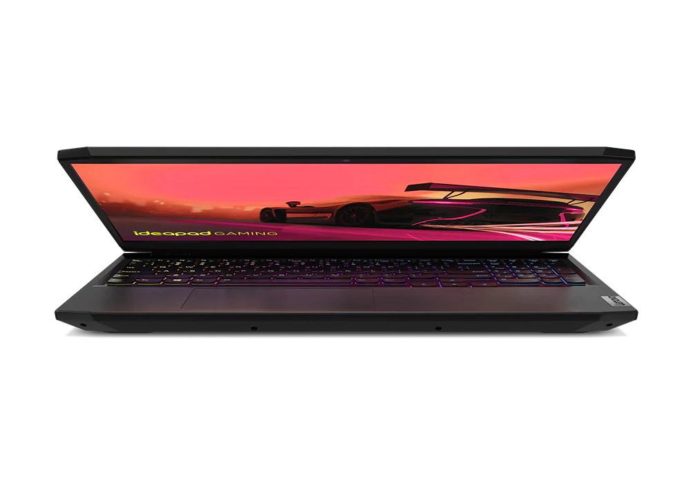 Un portátil Lenovo Ideapad gaming negro, abierto, mostrando un juego de carreras de coches.