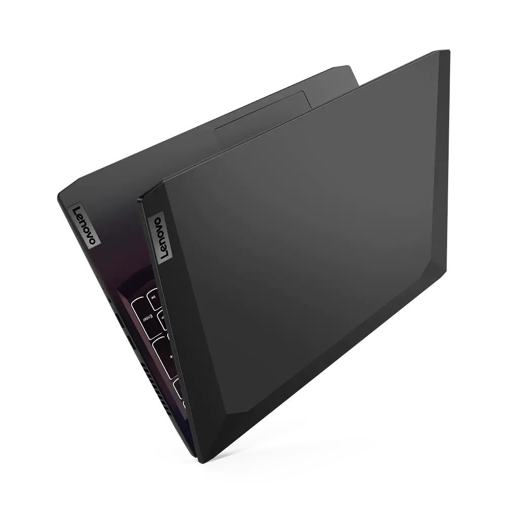 Un portátil Lenovo, negro, ligeramente abierto, sobre fondo negro, mostrando el teclado.