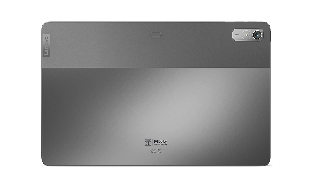 Parte trasera de tableta plateada con cámara y logo Lenovo, sobre fondo negro.