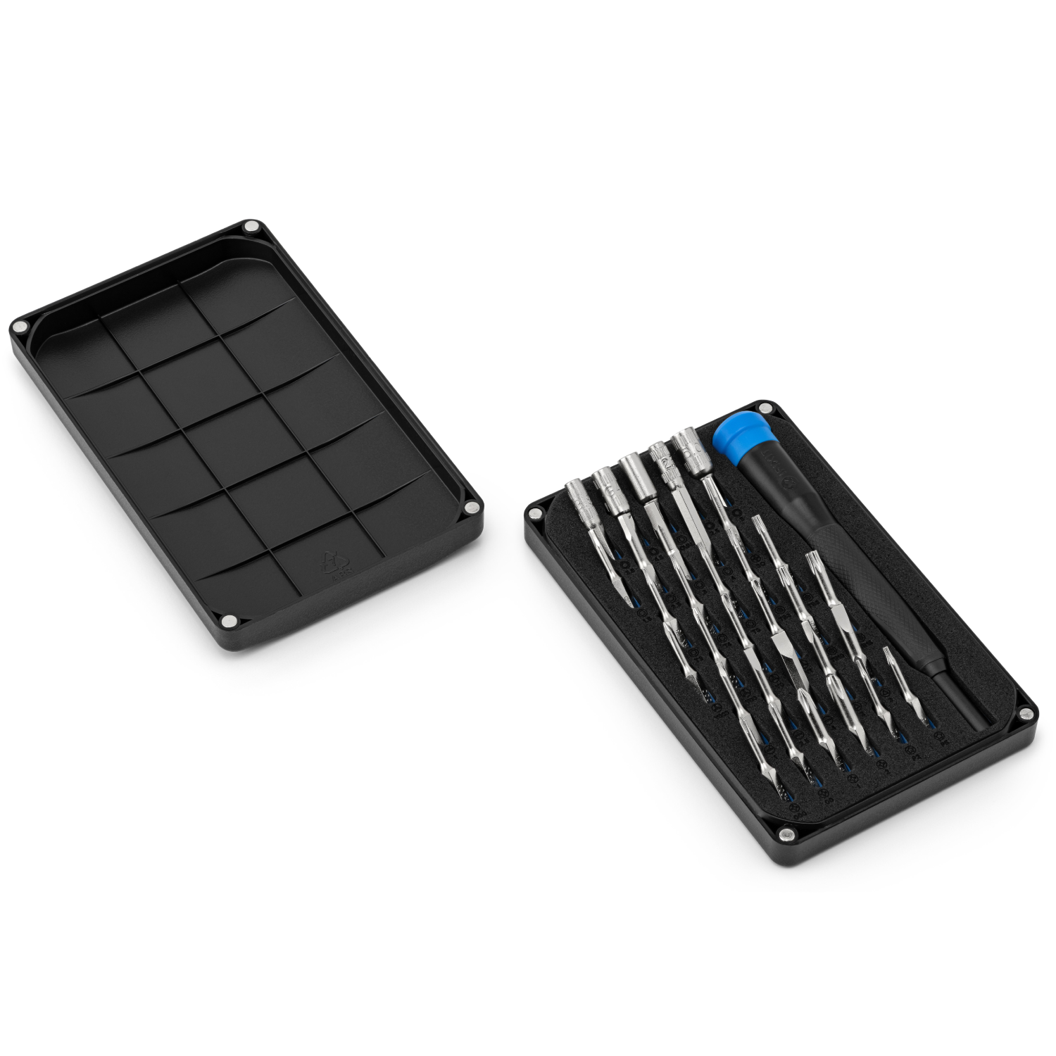 Een set precisieschroevendraaiers in een zwarte koffer, met het deksel open. De gereedschappen zijn zilver en zwart.