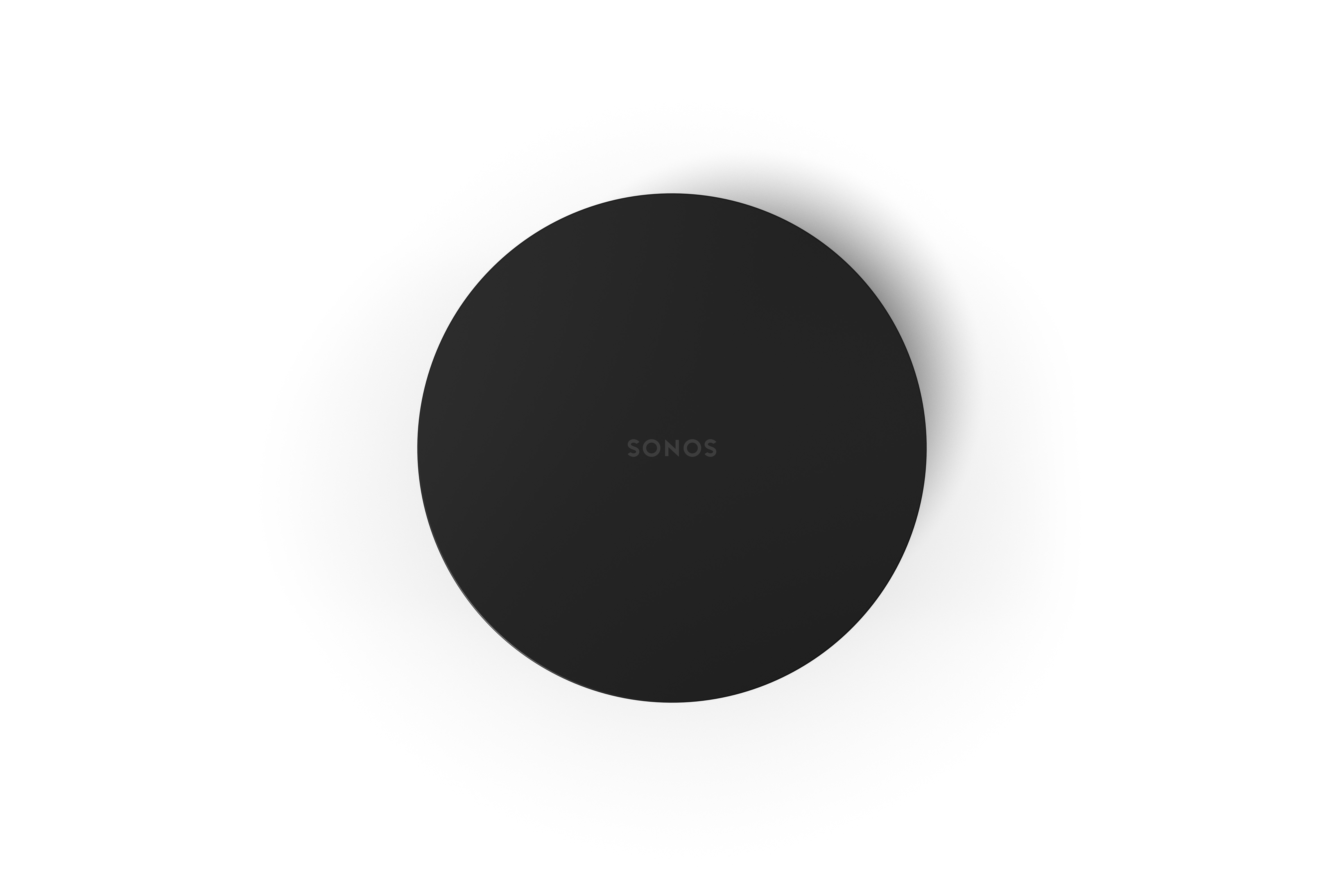 Schwarzes, kreisförmiges Sonos-Gerät auf weißer Oberfläche.
