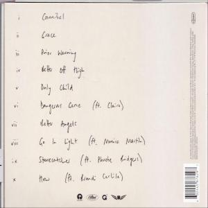 Dos d'un CD avec des titres de chansons manuscrits. Le CD est blanc avec du texte noir.