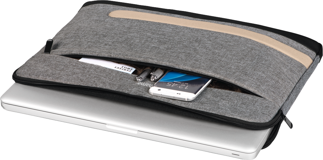 Laptop in grijze hoes met zak voor telefoon en pennen. Zwarte achtergrond.