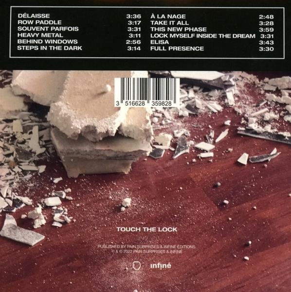 Rückseite des Albums, Trackliste, Barcode und Fragmente einer zerstörten Oberfläche.