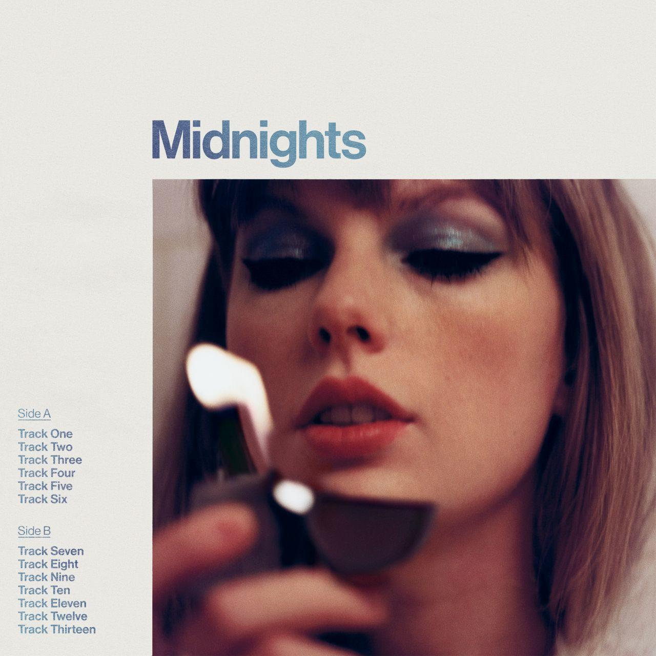 Pochette d'album de Taylor Swift, avec son visage et le mot Midnights. Il y a aussi des listes de titres.