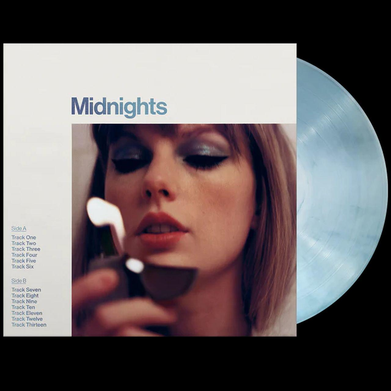 Pochette du vinyle Midnights de Taylor Swift. Gros plan de son visage, tenant un briquet. Vinyle bleu clair.