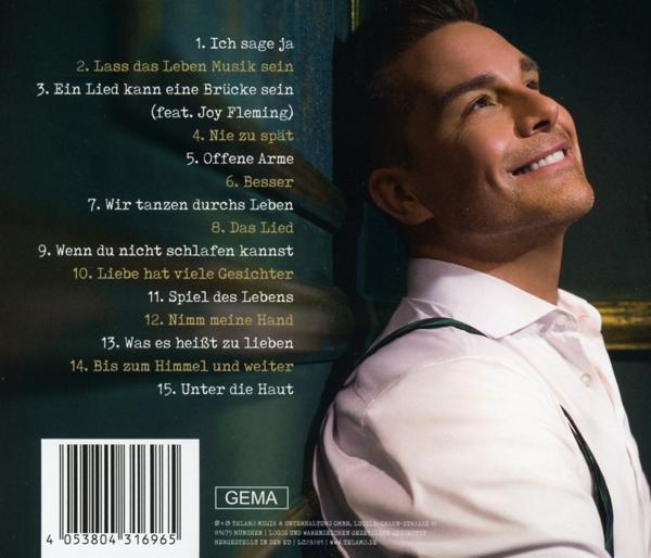CD-Cover mit lächelndem Mann. Text auf Deutsch auf der Rückseite. Porträtstil. Grüner und weißer Hintergrund.
