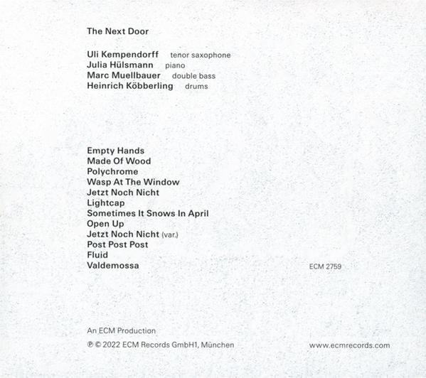 Text auf weißem Papier über ein Musikalbum mit Namen und Liedern.