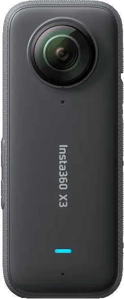 Eine schwarze und graue Insta360 X3 Kamera mit Objektiv und blauer Kontrollleuchte, vor grauem Hintergrund.