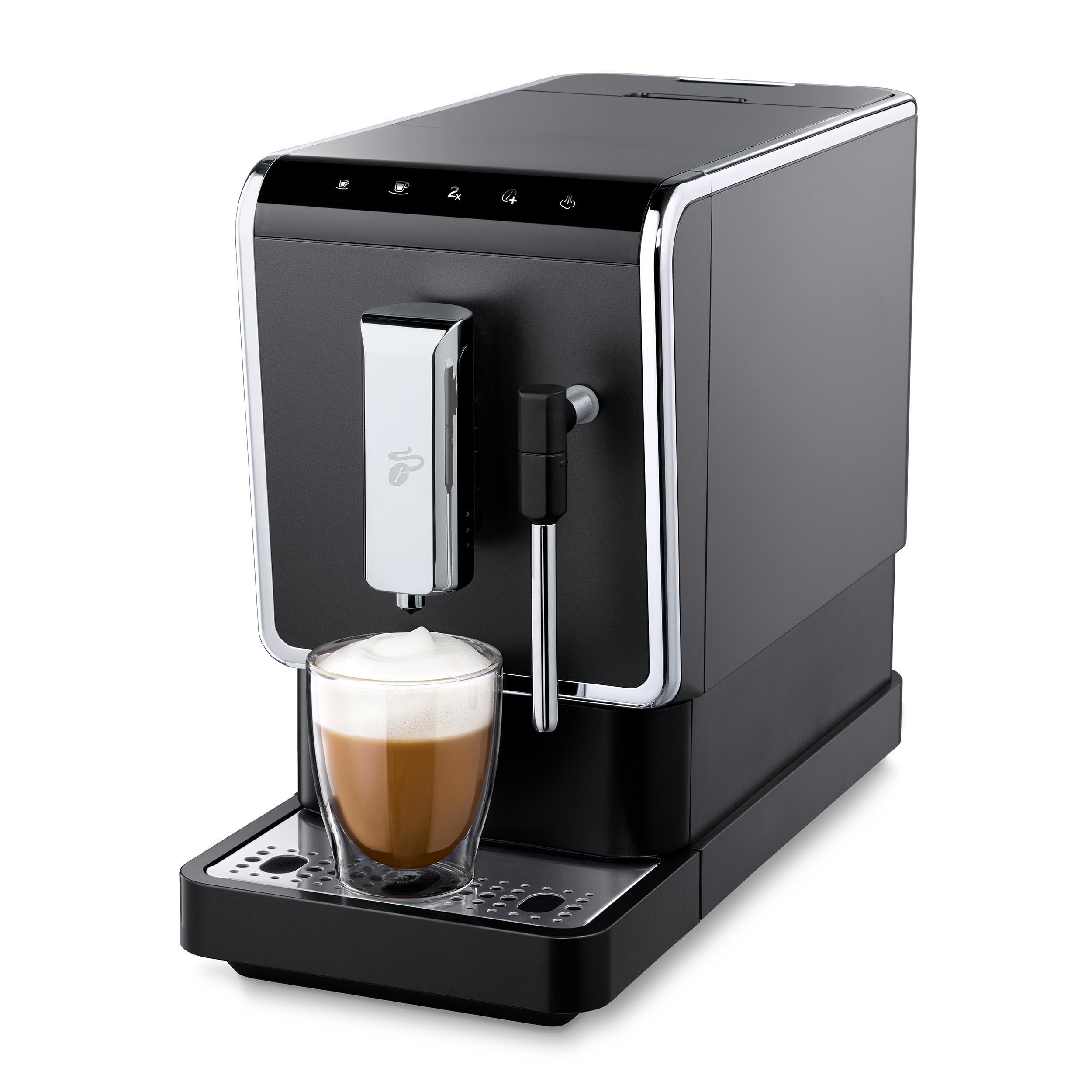 Eine schwarze Kaffeemaschine mit einem Glas Kaffee.