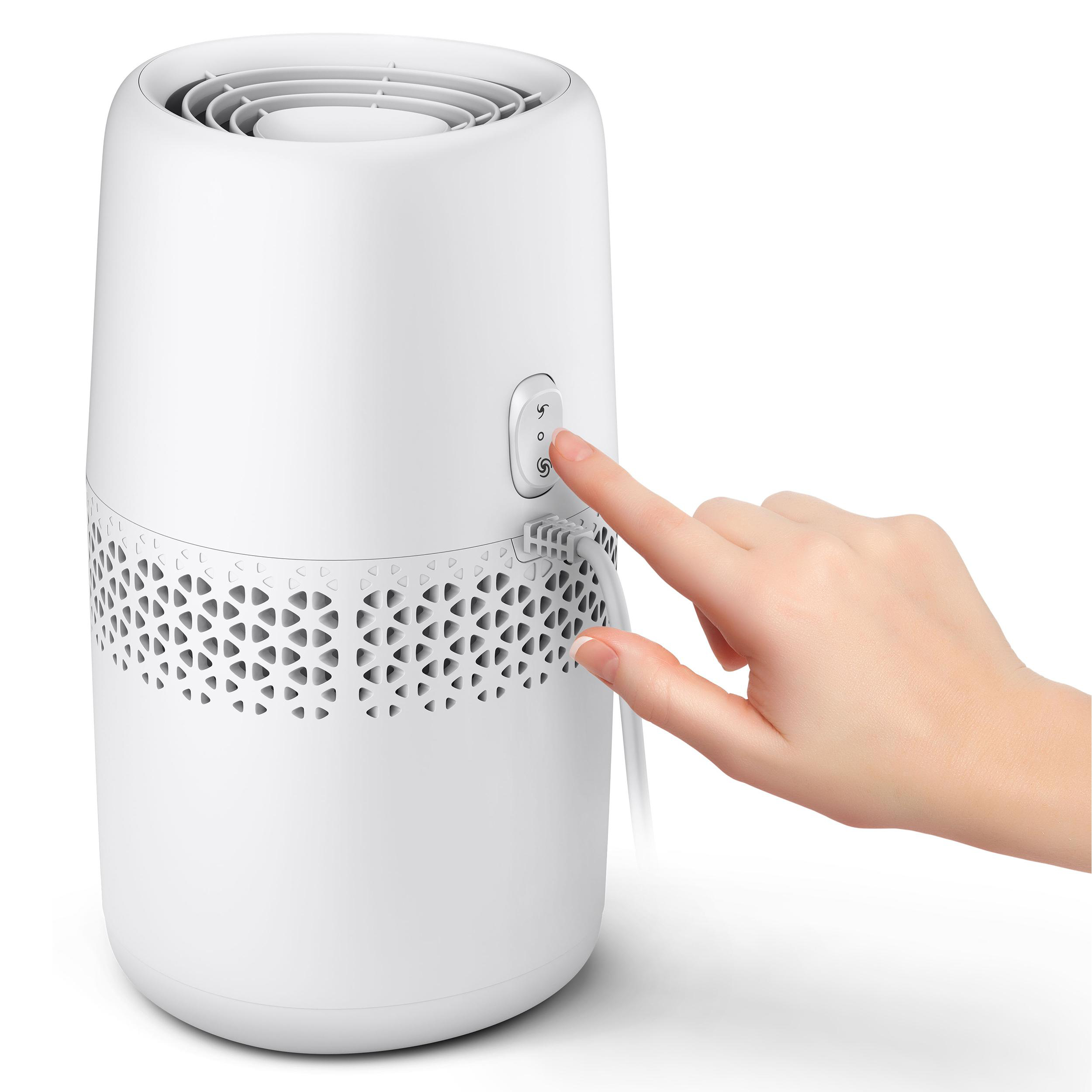 Ein weißer Luftreiniger mit einer Hand, die einen Knopf drückt. Der Reiniger hat ein Mesh-Design.
