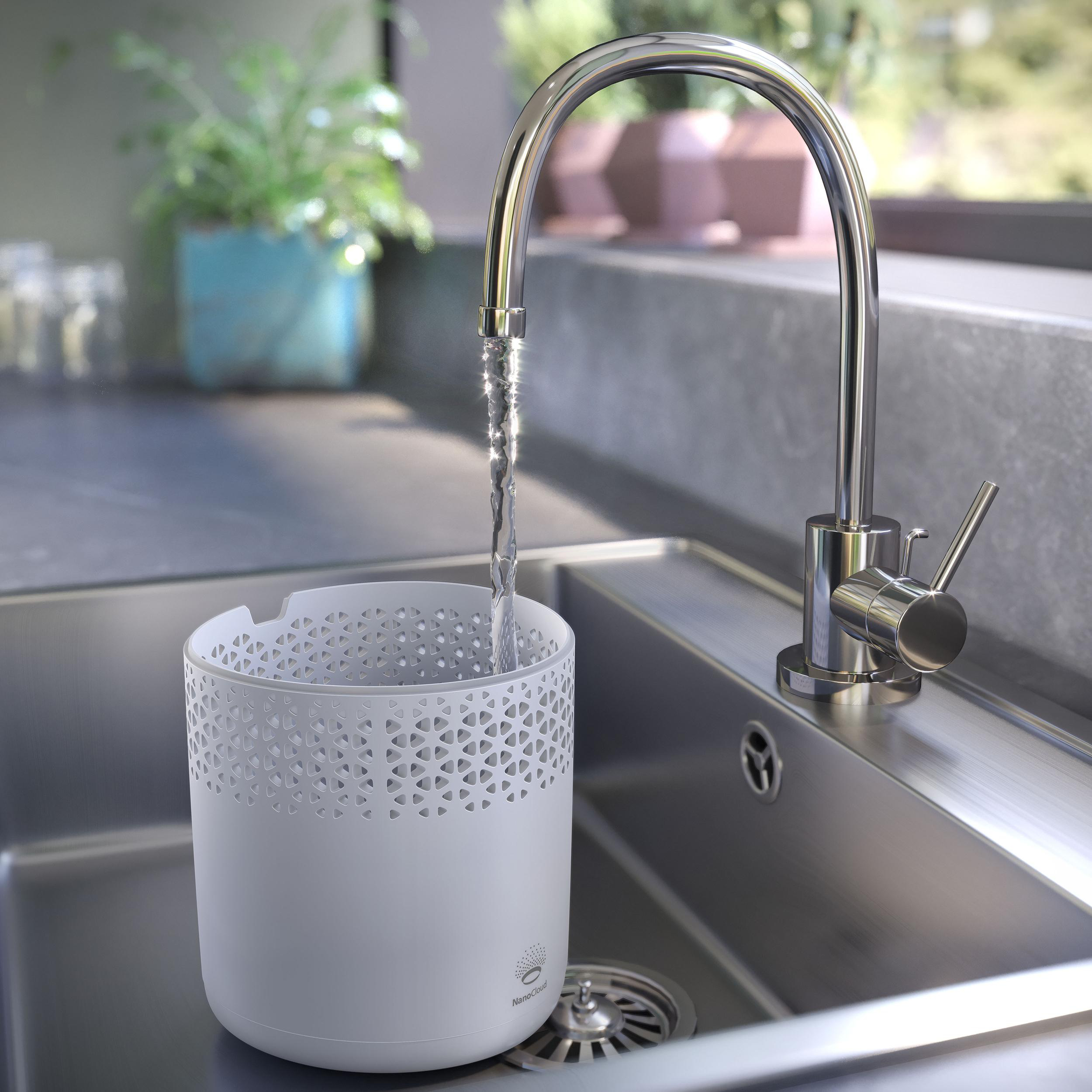 Ein weißer Behälter wird in einem Küchenbecken mit Wasser aus einer Chromarmatur gefüllt.