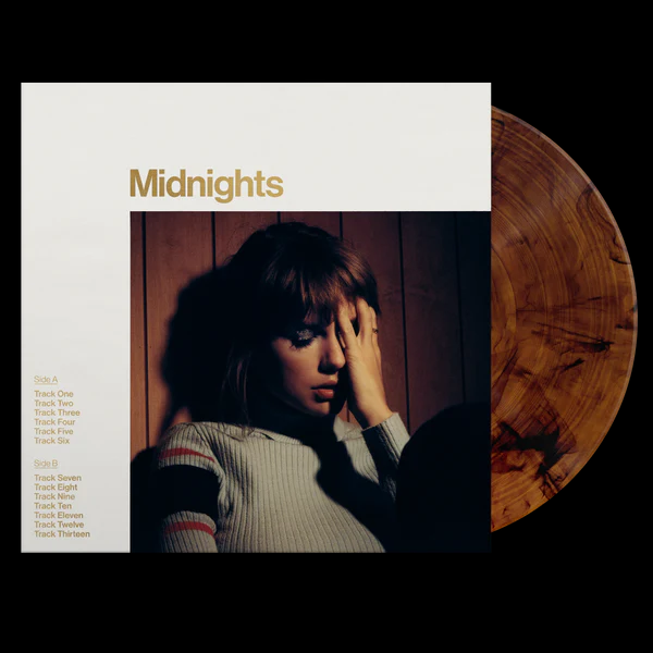 Albumcover einer Frau, mit dem Titel 'Midnights' und Titelliste, und braune Vinyl-Schallplatte.