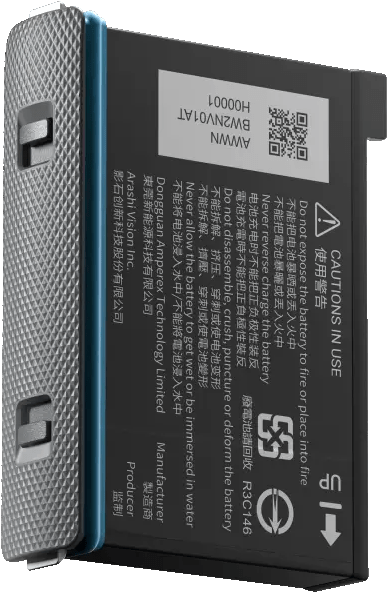 Batterie noire avec étiquettes d'avertissement et un code QR. Texte en plusieurs langues.
