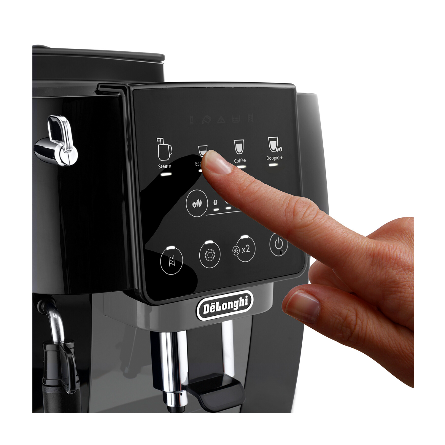 Macchina da caffè nera con un dito che preme un pulsante sul pannello di controllo.