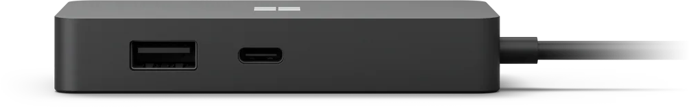 Ein schwarzer Microsoft USB-C-Hub mit einem USB-Anschluss und einem USB-C-Anschluss auf schwarzem Hintergrund.