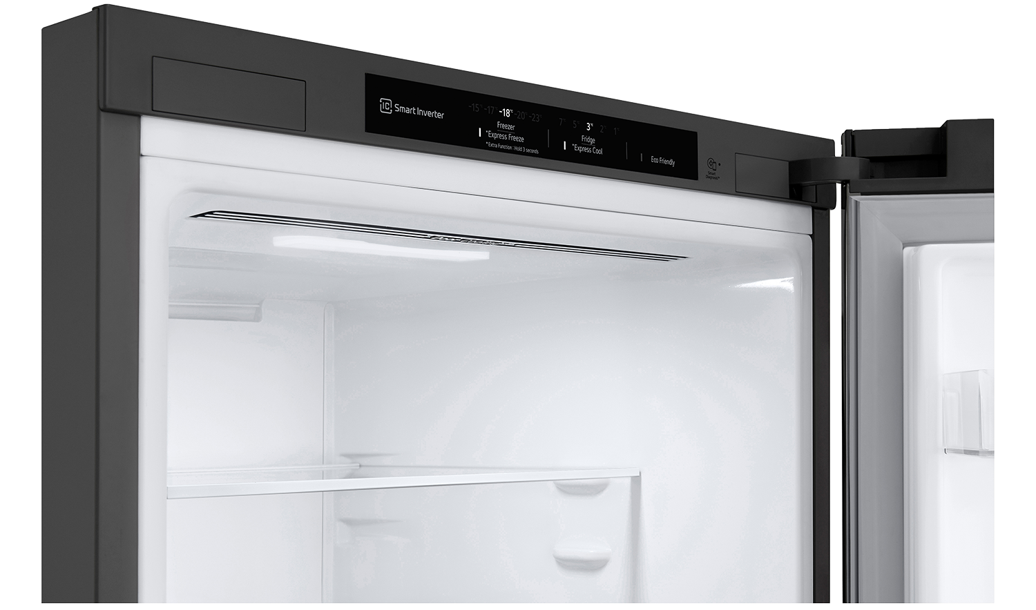 Interieur van de koelkast met open deur. Display toont temperatuur en instellingen.
