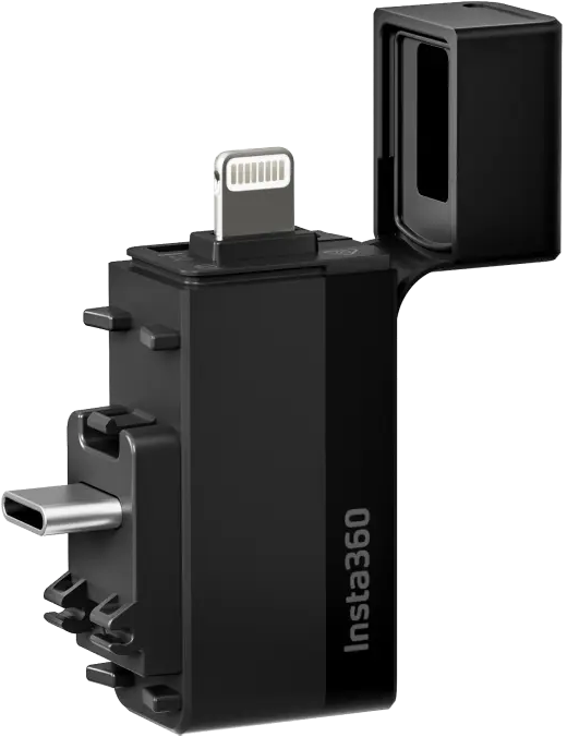 Schwarzer Insta360-Adapter mit Lightning- und USB-C-Anschlüssen. Der Adapter hat einen geöffneten Deckel. Das Logo ist sichtbar.