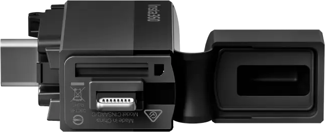 Schwarzes Insta360-Zubehör, mit USB-C-Anschluss, SD-Kartensteckplatz und Lightning-Anschluss.