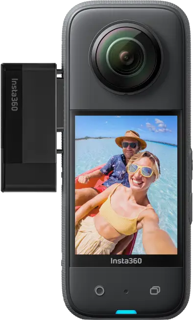 Schwarze Insta360-Kamera mit Bildschirm, der zwei Personen in einem Boot zeigt. Angebrachter schwarzer Akku.