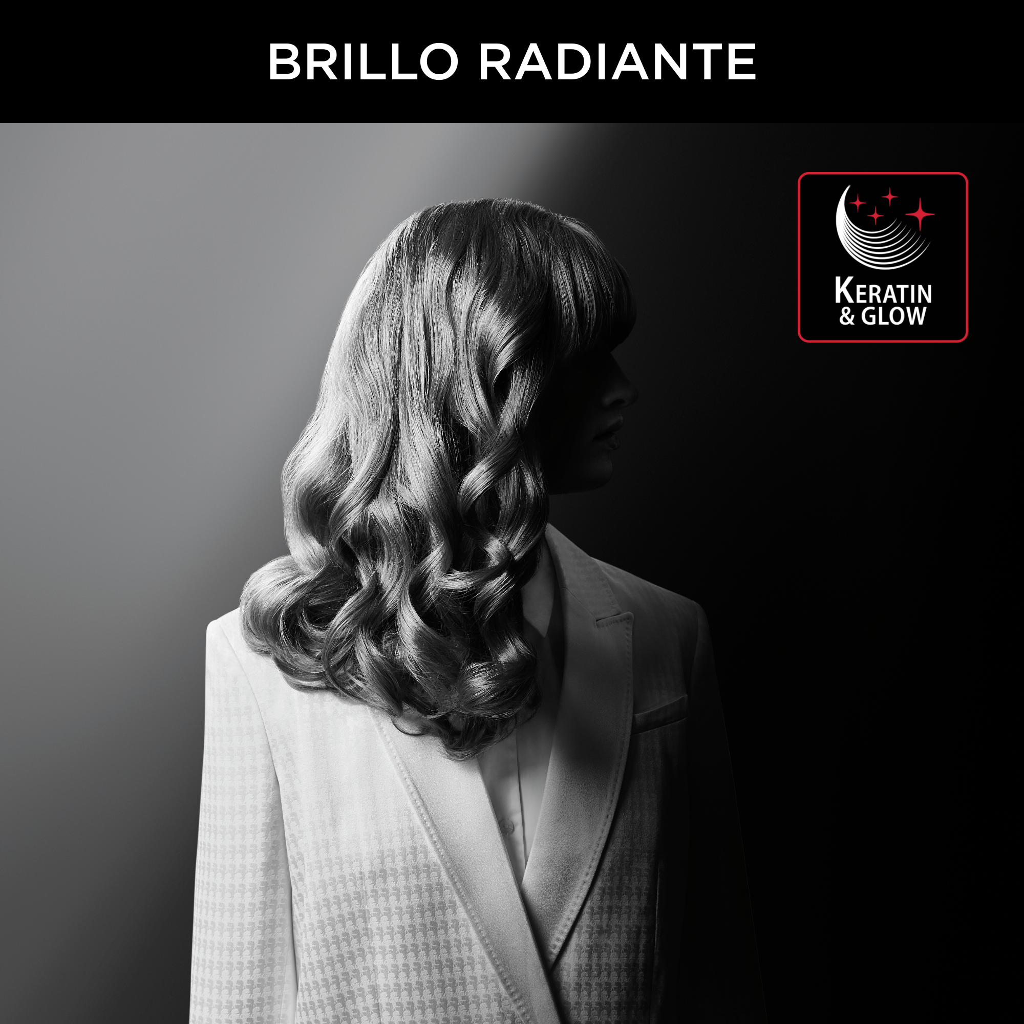Mujer con cabello ondulado en chaqueta blanca, perfil lateral, fondo negro.