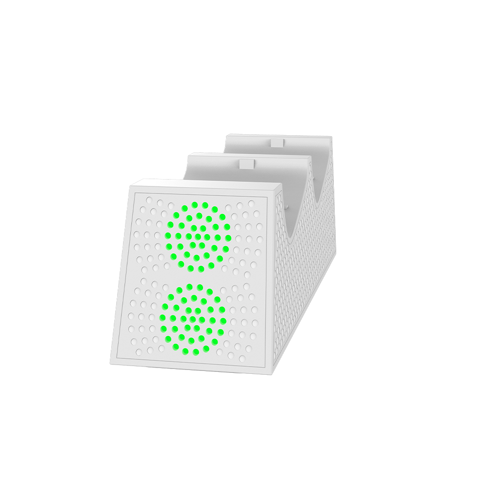 Wit oplaadstation met groene lampjes op een zwarte achtergrond.