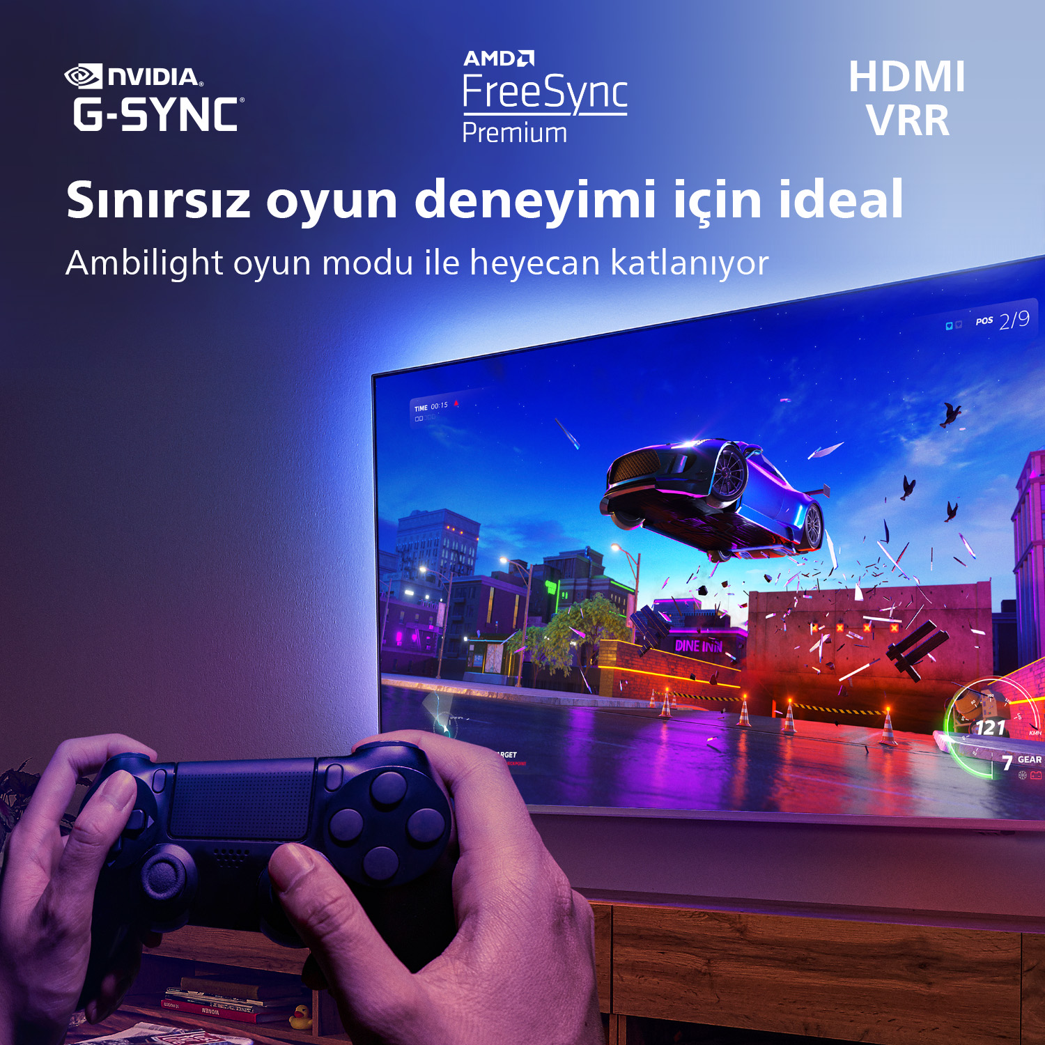 Adam oyun oynuyor, kontrolör tutuyor. TV ekranı bir yarış oyunu gösteriyor. Nvidia G-Sync logosu.