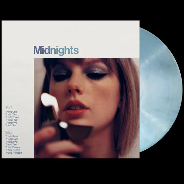 Midnights Vinyl-Schallplattencover mit Taylor Swift mit einem Feuerzeug.