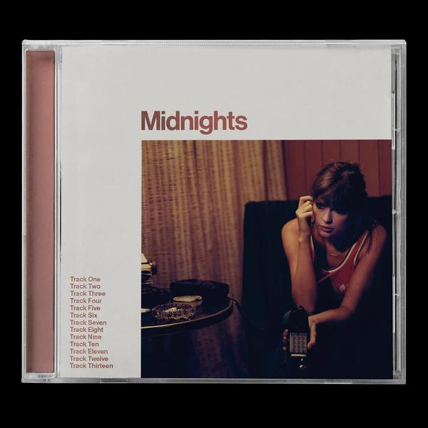 CD-Hülle, Album Midnights, mit Frau, Tisch und Trackliste.