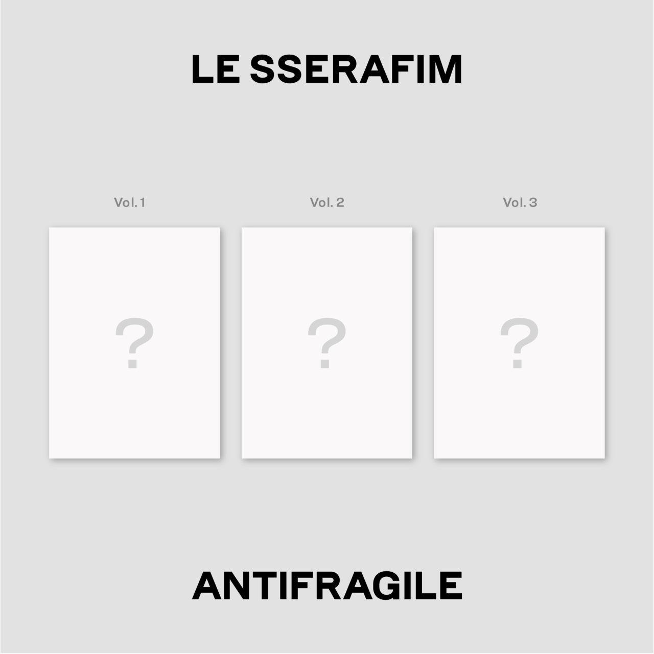 Albumcover mit drei leeren weißen Albumcovern mit der Aufschrift Vol. 1, Vol. 2, Vol. 3 und dem Text: ANTIFRAGILE.
