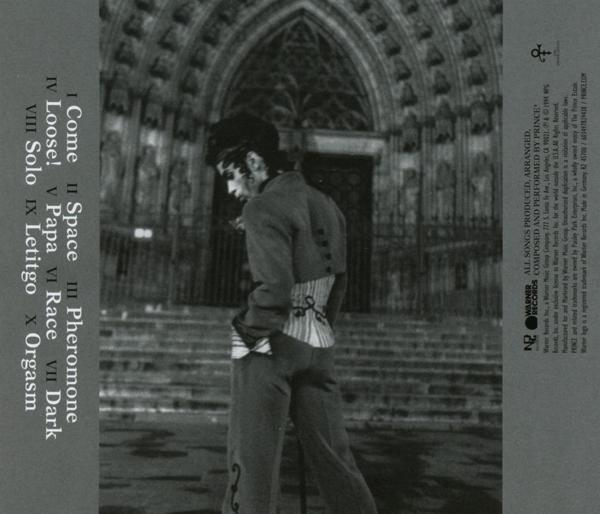 Albumcover mit einem Mann in Schwarzweiß vor einem Gebäude.