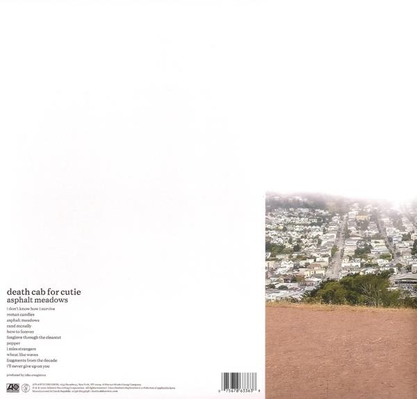 Albumcover mit Text und Foto einer Stadt auf einem Hügel.