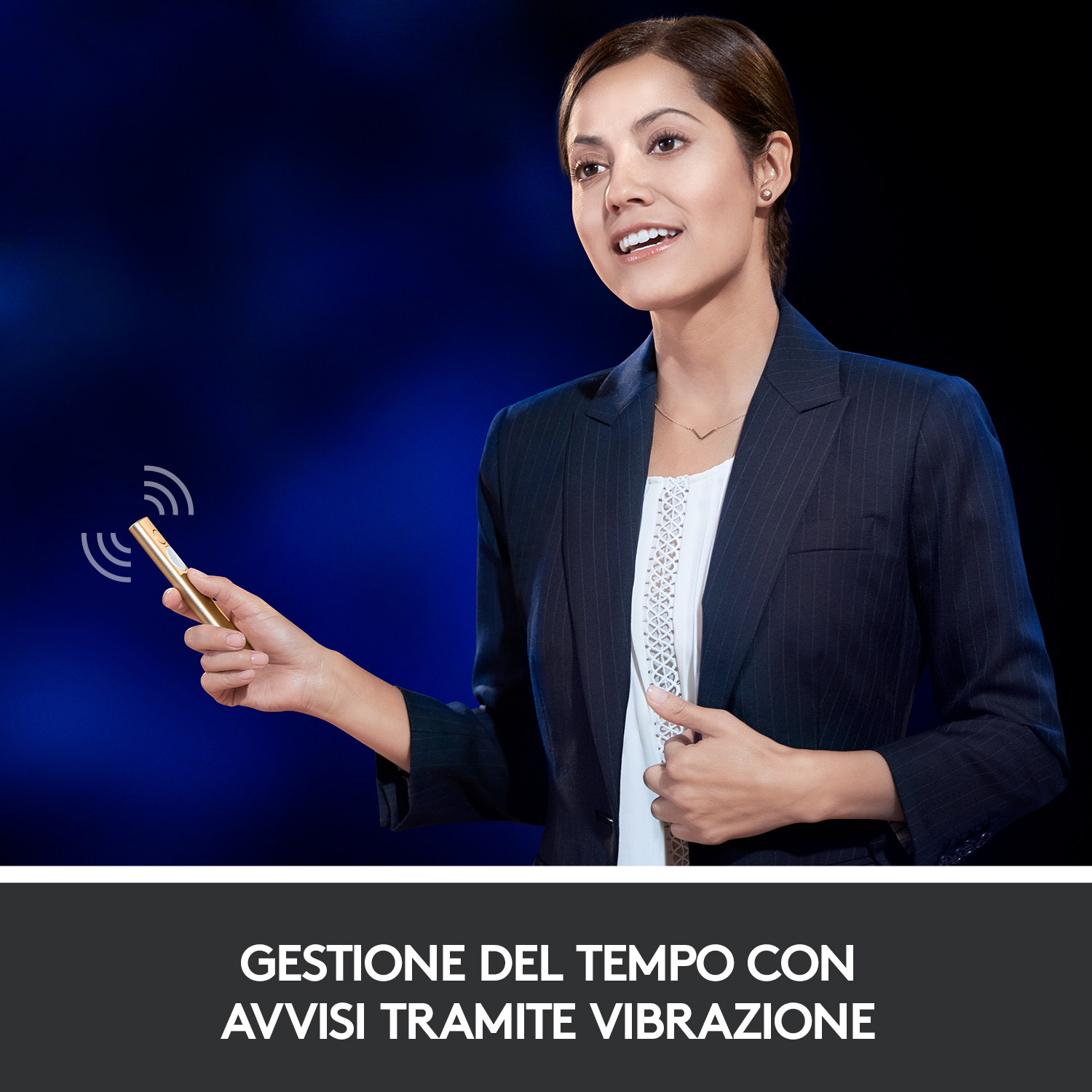 Una donna in giacca che tiene un presentatore dorato. Testo: Gestione del tempo con avvisi tramite vibrazione.