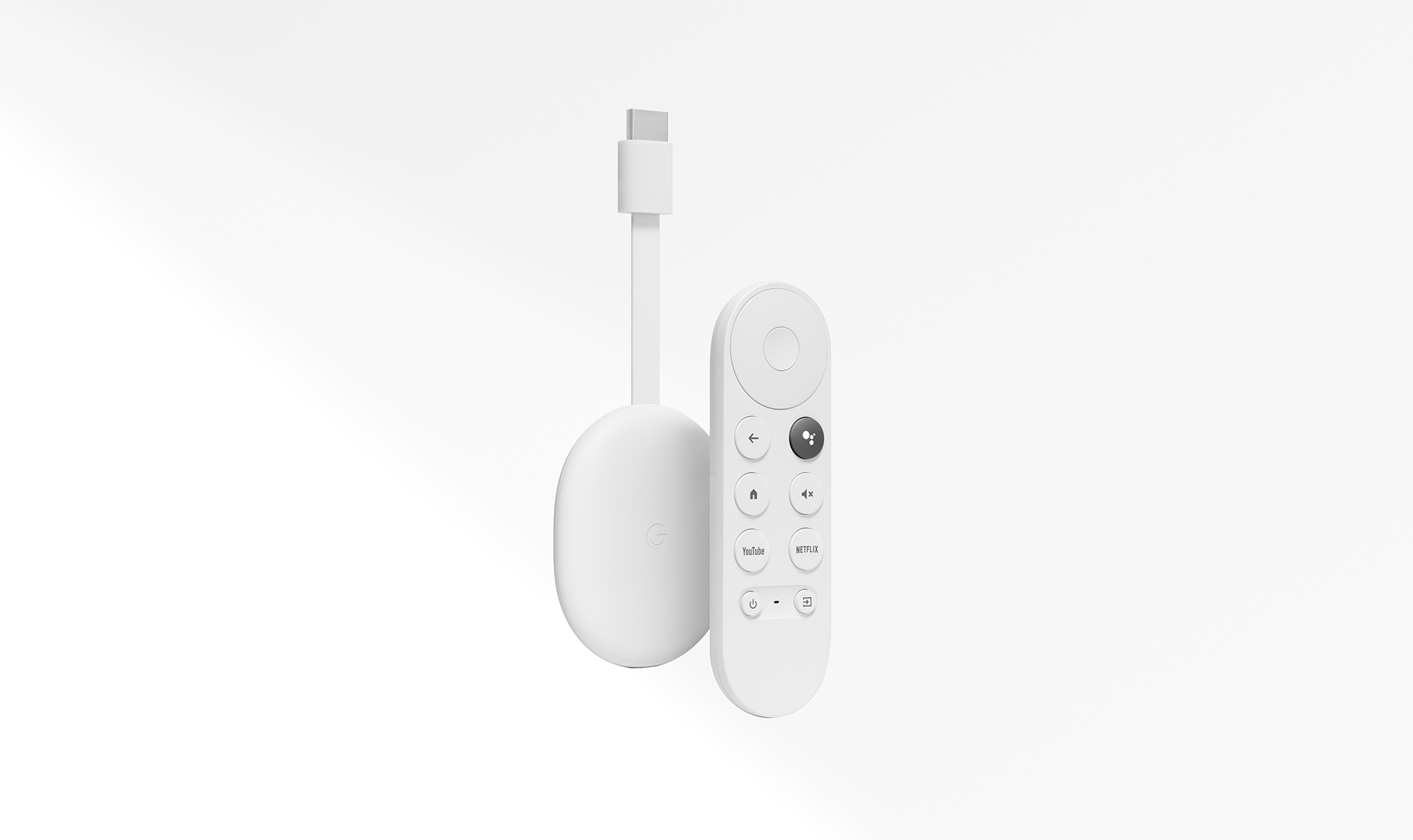 Weißes Chromecast-Gerät mit Fernbedienung, isoliert auf Weiß.