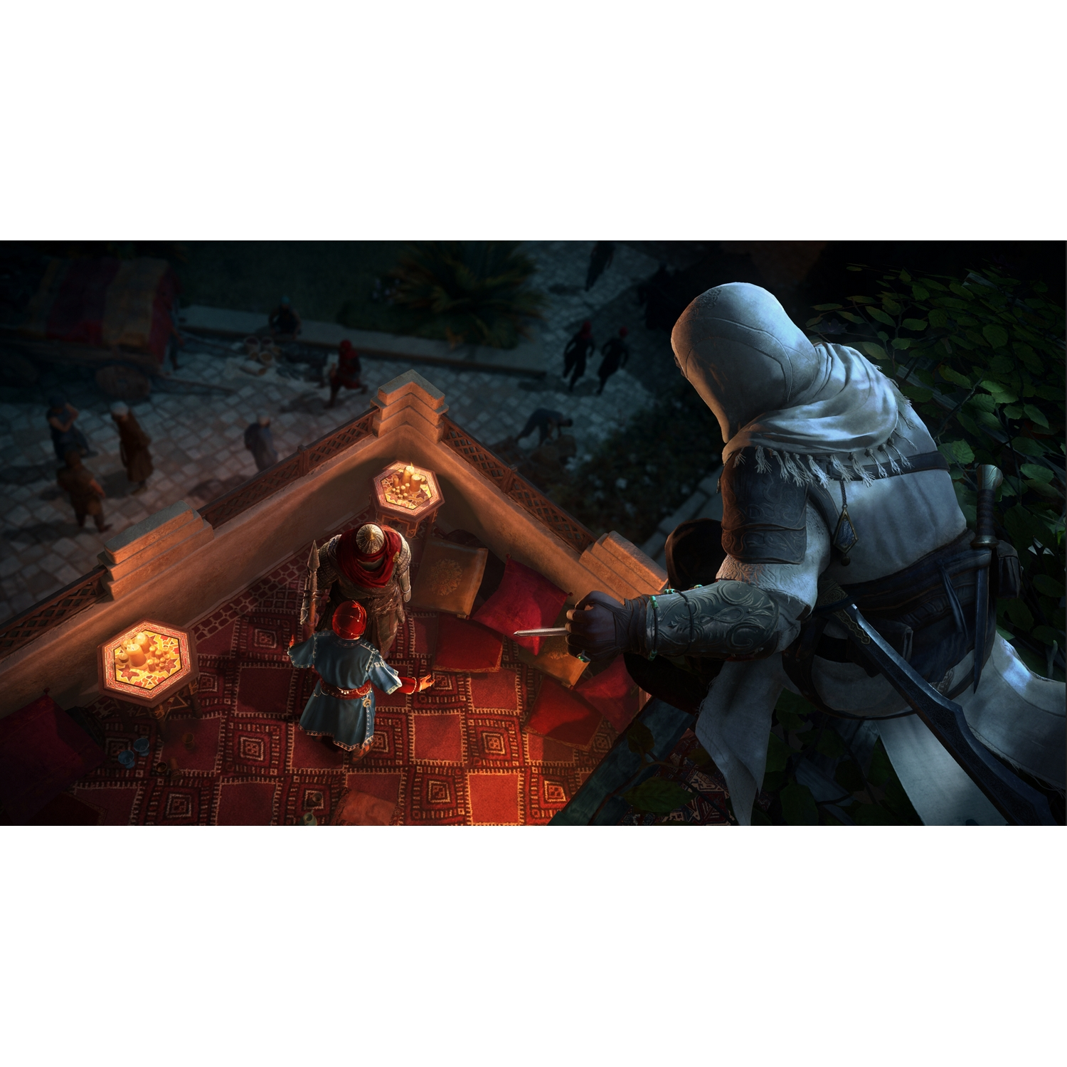 Escena del juego Assassin's Creed. Un asesino en una azotea observa a dos personas. Otros y edificios en el fondo.