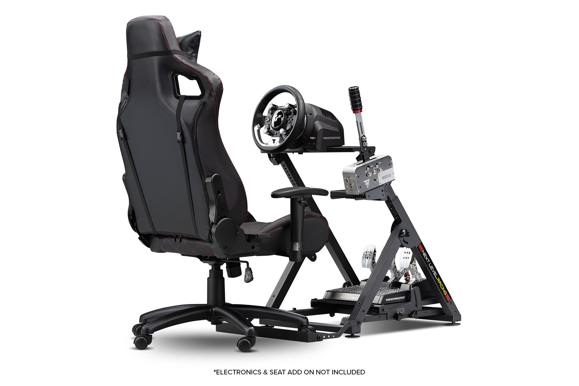 Schwarzes Rennsimulator-Setup mit Sitz, Lenkrad und Pedalen.