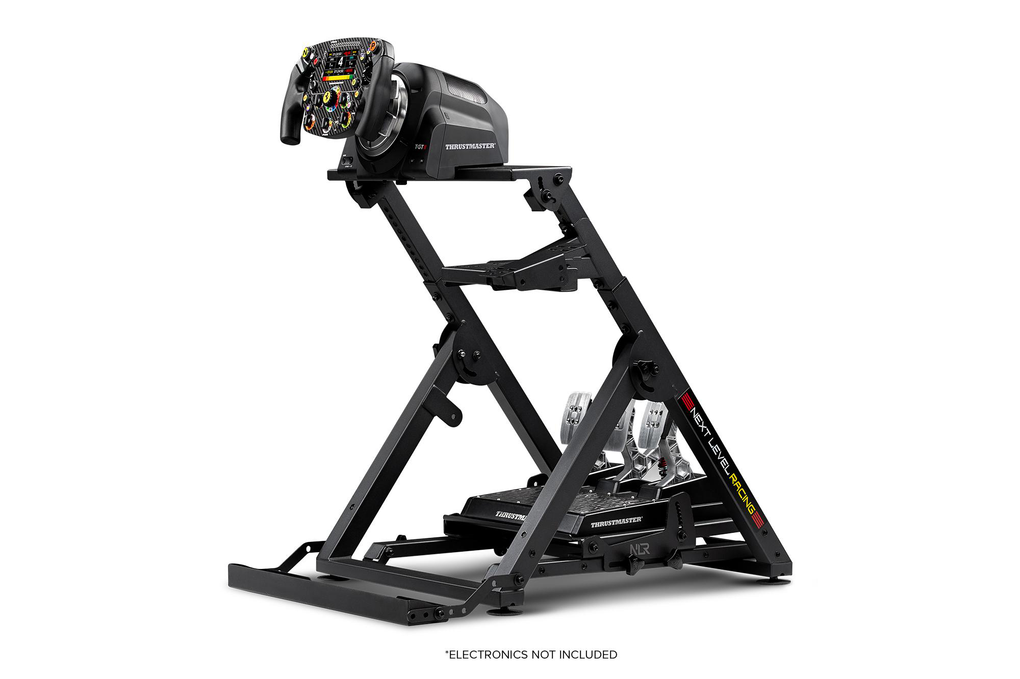 Rennsimulator mit Lenkrad, Pedalen und Sitz.