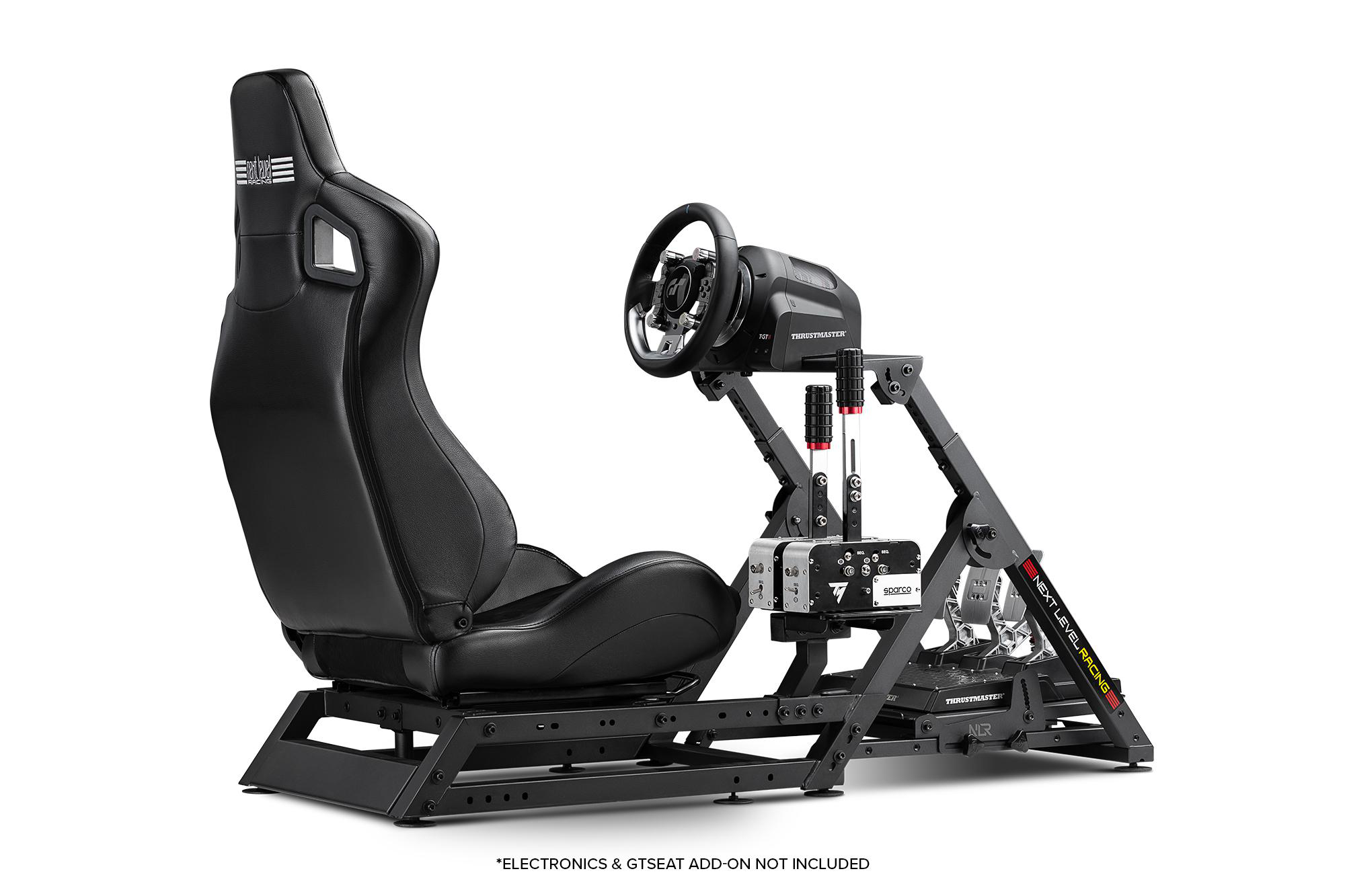 Ein schwarzer Rennsimulator-Sitz mit Lenkrad und Pedalen.