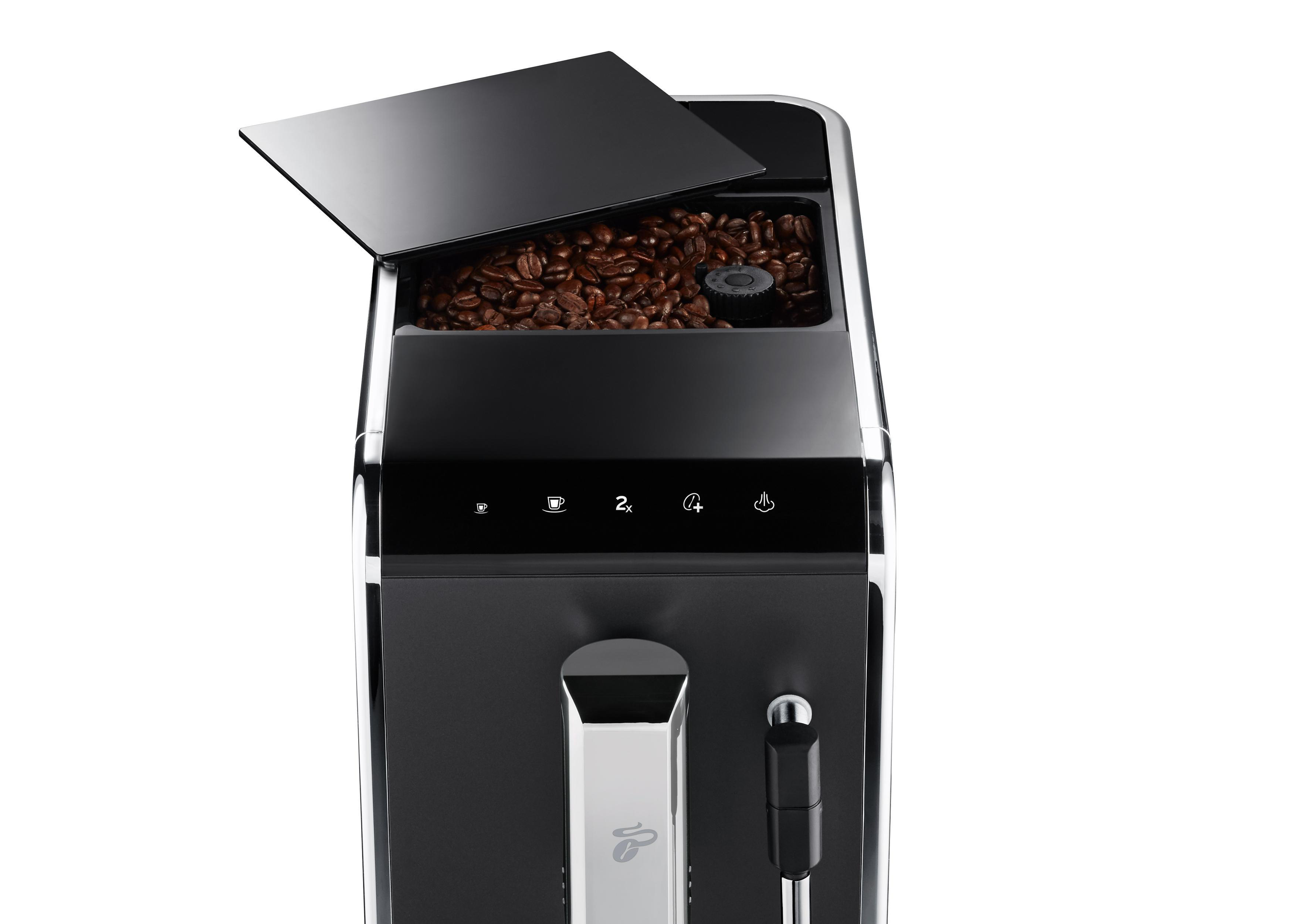 Nahaufnahme einer schwarzen Kaffeemaschine mit geöffnetem Bohnenbehälter, der Kaffeebohnen zeigt.
